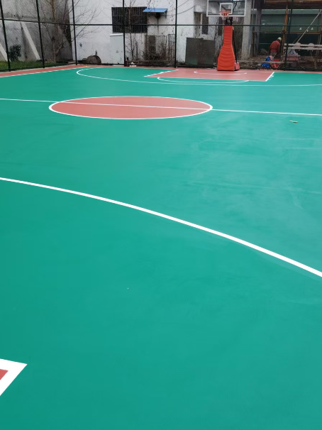 宁强 球场长期使用易出现地面开裂